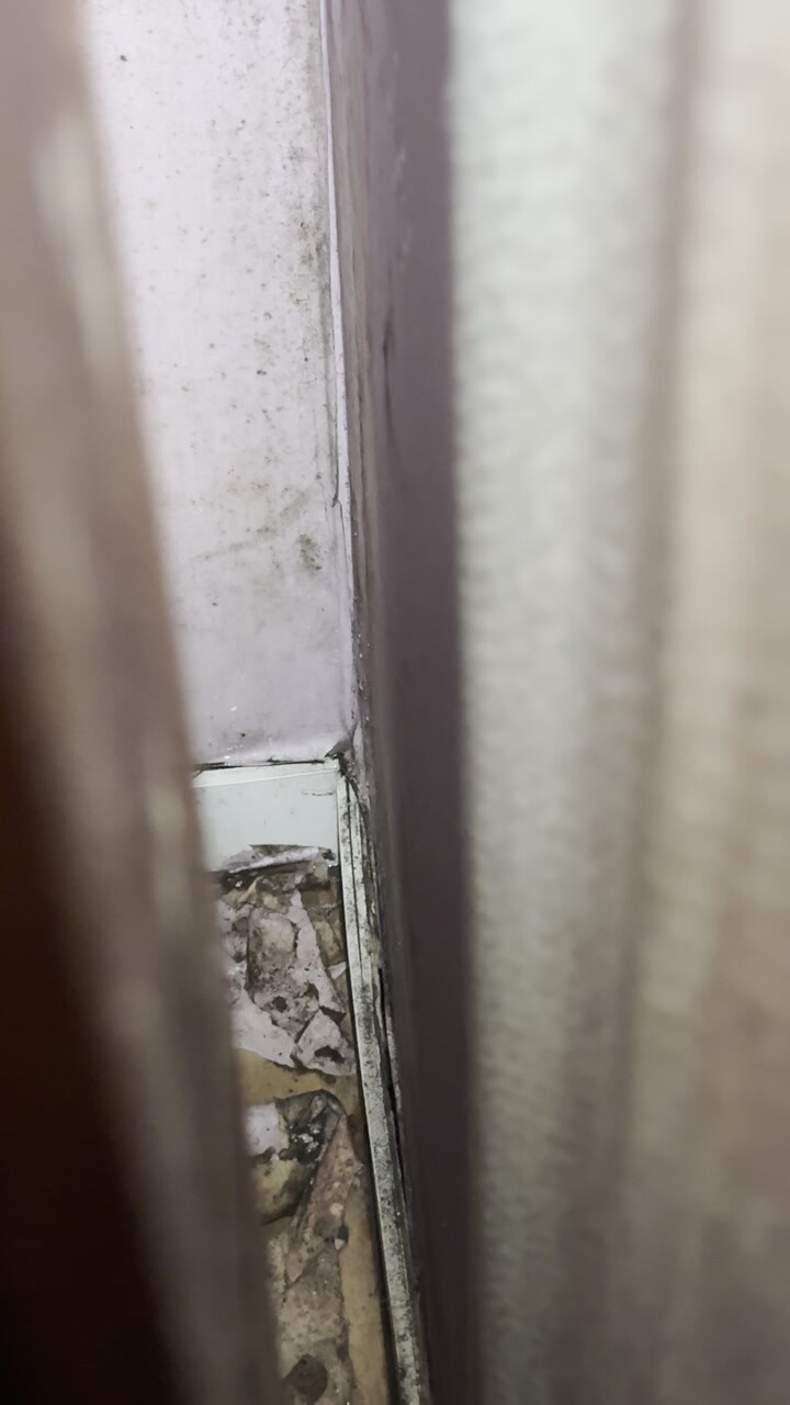 안방 장롱 안쪽에서 직접 촬영한 누수 현장의 하단 얼룩과 마감 상태